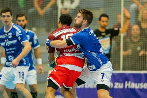 Cyrill Akakpo (Essen 18) wird von Moritz Lambrecht (Huettenberg 7) geblockt beim Spiel TUSEM Essen vs. TV Huettenberg, Handball, 2. Bundesliga, 02.11.2018 TUSEM Essen vs. TV Huettenberg, Handball, 2. Bundesliga, 02.11.2018 Essen Copyright: xMarioxHommesx Eibner-Pressefotox EP_mhs