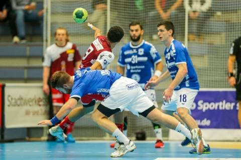 Moritz Lambrecht (Huettenberg 7) versucht sich gegen Cyrill Akakpo (Essen 18) durchzusetzen beim Spiel TUSEM Essen vs. TV Huettenberg, Handball, 2. Bundesliga, 02.11.2018 TUSEM Essen vs. TV Huettenberg, Handball, 2. Bundesliga, 02.11.2018 Essen Copyright: xMarioxHommesx Eibner-Pressefotox EP_mhs