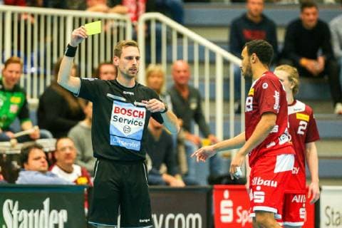 Cyrill Akakpo (Essen 18) sieht die gelbe Karte beim Spiel TUSEM Essen vs. TV Huettenberg, Handball, 2. Bundesliga, 02.11.2018 TUSEM Essen vs. TV Huettenberg, Handball, 2. Bundesliga, 02.11.2018 Essen Copyright: xMarioxHommesx Eibner-Pressefotox EP_mhs