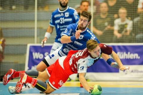 v. li. im Zweikampf Moritz Lambrecht (Huettenberg 7) und Lucas Firnhaber (Essen 26) beim Spiel TUSEM Essen vs. TV Huettenberg, Handball, 2. Bundesliga, 02.11.2018 TUSEM Essen vs. TV Huettenberg, Handball, 2. Bundesliga, 02.11.2018 Essen Copyright: xMarioxHommesx Eibner-Pressefotox EP_mhs