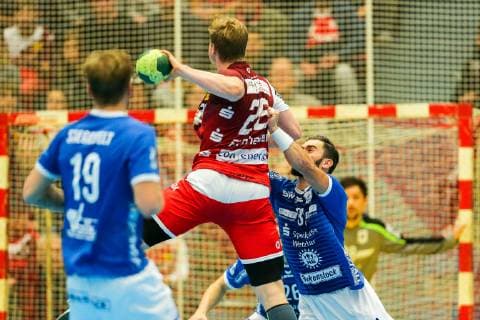 v.l. Markus Stegefelt (Huettenberg 19) beobachtet wie Justin Mueller (Essen 25) von Bjoern Zintel (Huettenberg 31) geblockt wird beim Spiel TUSEM Essen vs. TV Huettenberg, Handball, 2. Bundesliga, 02.11.2018 TUSEM Essen vs. TV Huettenberg, Handball, 2. Bundesliga, 02.11.2018 Essen Copyright: xMarioxHommesx Eibner-Pressefotox EP_mhs