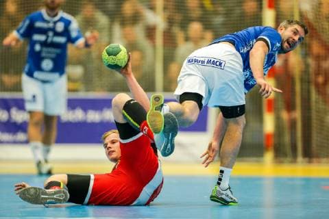 v. li. im Zweikampf Lucas Firnhaber (Essen 26) und Christian Rompf (Huettenberg 14) beim Spiel TUSEM Essen vs. TV Huettenberg, Handball, 2. Bundesliga, 02.11.2018 TUSEM Essen vs. TV Huettenberg, Handball, 2. Bundesliga, 02.11.2018 Essen Copyright: xMarioxHommesx Eibner-Pressefotox EP_mhs
