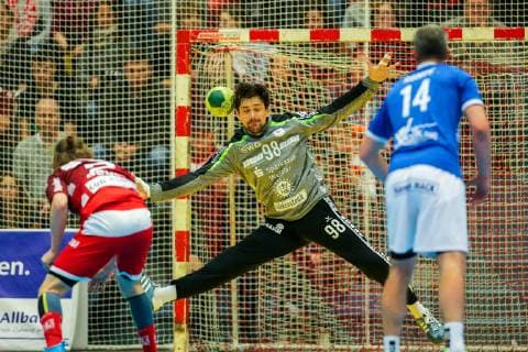 v.l. Noah Beyer (Essen 2) wirft einen Siebenmeter gegen Nikolai Weber (Huettenberg 98), rechts beobachtet Christian Rompf (Huettenberg 14) beim Spiel TUSEM Essen vs. TV Huettenberg, Handball, 2. Bundesliga, 02.11.2018 TUSEM Essen vs. TV Huettenberg, Handball, 2. Bundesliga, 02.11.2018 Essen Copyright: xMarioxHommesx Eibner-Pressefotox EP_mhs