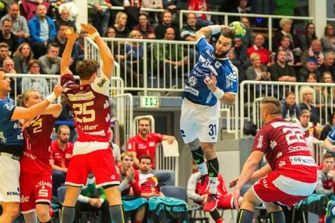 Bjoern Zintel (Huettenberg 31) wirft auf das Essener Tor, Justin Mueller (Essen 25) versucht zu blocken beim Spiel TUSEM Essen vs. TV Huettenberg, Handball, 2. Bundesliga, 02.11.2018 TUSEM Essen vs. TV Huettenberg, Handball, 2. Bundesliga, 02.11.2018 Essen Copyright: xMarioxHommesx Eibner-Pressefotox EP_mhs
