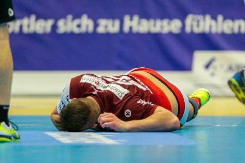 Dennis Szczesny (Essen 22) liegt angeschlagen auf dem Feld beim Spiel TUSEM Essen vs. TV Huettenberg, Handball, 2. Bundesliga, 02.11.2018 TUSEM Essen vs. TV Huettenberg, Handball, 2. Bundesliga, 02.11.2018 Essen Copyright: xMarioxHommesx Eibner-Pressefotox EP_mhs
