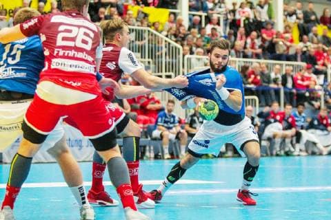 Justin Mueller (Essen 25) haelt Bjoern Zintel (Huettenberg 31) beim Spiel TUSEM Essen vs. TV Huettenberg, Handball, 2. Bundesliga, 02.11.2018 TUSEM Essen vs. TV Huettenberg, Handball, 2. Bundesliga, 02.11.2018 Essen Copyright: xMarioxHommesx Eibner-Pressefotox EP_mhs