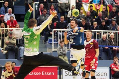 v.l. Sebastian Bliss (Essen 12) wirft sich Tobias Hahn (Huettenberg 26) entgegen beim Spiel TUSEM Essen vs. TV Huettenberg, Handball, 2. Bundesliga, 02.11.2018 TUSEM Essen vs. TV Huettenberg, Handball, 2. Bundesliga, 02.11.2018 Essen Copyright: xEIBNER MarioxHommesx EP_MHS