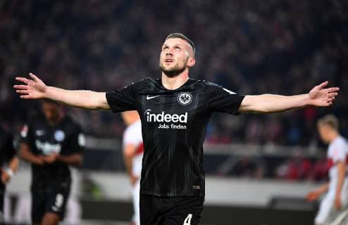 02.11.2018, xjhx, Fussball 1.Bundesliga, VfB Stuttgart - Eintracht Frankfurt emspor, v.l. Ante Rebic (Eintracht Frankfurt) celebrate the goal, Der Torjubel zum 0:2 (DFL DFB REGULATIONS PROHIBIT ANY USE OF PHOTOGRAPHS as IMAGE SEQUENCES and or QUASI-VIDEO) Stuttgart