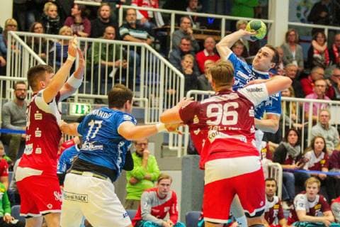 Tim Zechel (Essen 96) versucht den Wurf von Johannes Klein (Huettenberg 33), am Kreis lauert, Mario Fernandes (Huettenberg 17) zu blocken beim Spiel TUSEM Essen vs. TV Huettenberg, Handball, 2. Bundesliga, 02.11.2018 TUSEM Essen vs. TV Huettenberg, Handball, 2. Bundesliga, 02.11.2018 Essen Copyright: xEIBNER MarioxHommesx EP_MHS