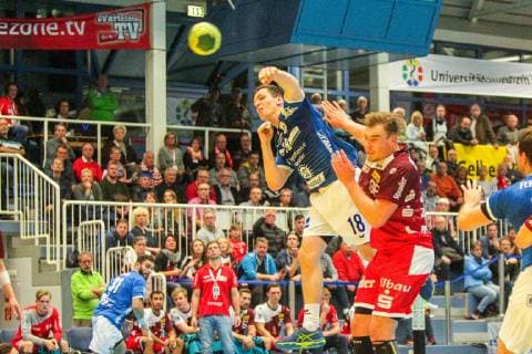 Ragnar Johannsson (Huettenberg 18) wirft auf das Tor, Tim Zechel (Essen 96) versucht zu blocken beim Spiel TUSEM Essen vs. TV Huettenberg, Handball, 2. Bundesliga, 02.11.2018 TUSEM Essen vs. TV Huettenberg, Handball, 2. Bundesliga, 02.11.2018 Essen Copyright: xEIBNER MarioxHommesx EP_MHS