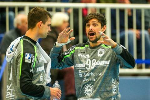 v.l. Fabian Schomburg (Huettenberg 12) und Nikolai Weber (Huettenberg 98) diskutieren beim Spiel TUSEM Essen vs. TV Huettenberg, Handball, 2. Bundesliga, 02.11.2018 TUSEM Essen vs. TV Huettenberg, Handball, 2. Bundesliga, 02.11.2018 Essen Copyright: xEIBNER MarioxHommesx EP_MHS