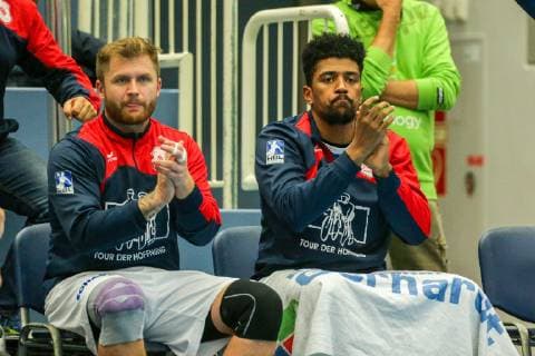 v.l. Moritz Lambrecht (Huettenberg 7) und Dieudonne Mubenzem (Huettenberg 22) klatschen ihren Mitspielern Beifall beim Spiel TUSEM Essen vs. TV Huettenberg, Handball, 2. Bundesliga, 02.11.2018 TUSEM Essen vs. TV Huettenberg, Handball, 2. Bundesliga, 02.11.2018 Essen Copyright: xEIBNER MarioxHommesx EP_MHS