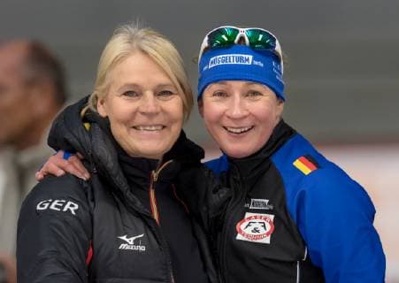 EISSCHNELLLAUF - Gunda Niemann-Stirnemann und Claudia PECHSTEIN am 02.11.2018 vor der Siegerehrung der Deutschen Meisterschaft Einzelstrecke in der Max Aicher Arena, Inzell, Deutschland *** ICE FAST RUN Gunda Niemann Stirnemann and Claudia PECHSTEIN on 02 11 2018 before the award ceremony of the German Championships Single Course in the Max Aicher Arena Inzell Germany