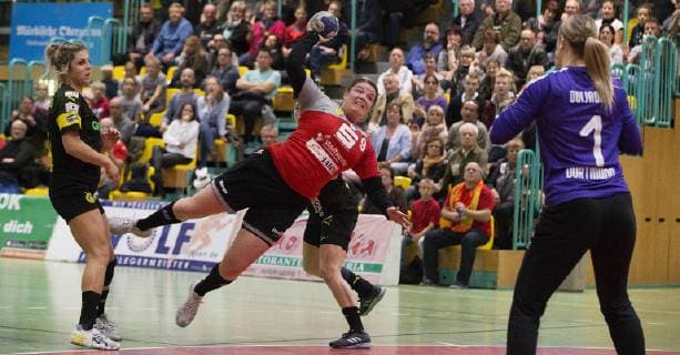 Frankfurt (Oder), 03.11.2018 - DHB- Pokal Frauen Runde 3 Frankfurter HC vs BVB Dortmund Handball 24:33 Theresa Loll hat sich am Kreis gegen die Dortmunderrin Saskia Weiheitel (links) und Svenja Huber (halb verdeckt) durchgesetzt und erzielt ihren einzigen Treffer in diesem Spiel. Rinka Duijndam im Dortmunder Tor hat das Nachsehen.
