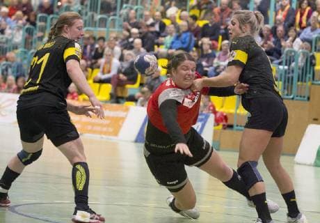 Frankfurt (Oder), 03.11.2018 - DHB- Pokal Frauen Runde 3 Frankfurter HC vs BVB Dortmund Handball 24:33 Theresa Loll hat sich am Kreis gegen die Dortmunderin Harma van Kreij (links) und Saskia Weiheitel (rechts) durchgesetzt