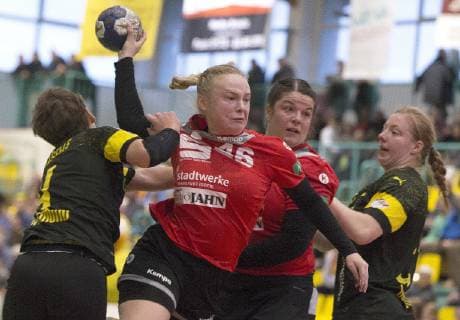 Frankfurt (Oder), 03.11.2018 - DHB- Pokal Frauen Runde 3 Frankfurter HC vs BVB Dortmund Handball 24:33 Kathleen Mueller setzt sich am Kreis gegen Dortmunds Nationalspielerin Alina Grijseels(links) und Harma van Kreij (rechts) durch und trifft fuer ihre Mannschaft. Die Szene beobachtet Theresa Loll 2.v.r.