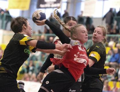 Sport Bilder des Tages Frankfurt (Oder), 03.11.2018 - DHB- Pokal Frauen Runde 3 Frankfurter HC vs BVB Dortmund Handball 24:33 Kathleen Mueller setzt sich am Kreis gegen die Dortmunderinnen Alina Grijseels (links) und Harma van Kreij (rechts) durch.