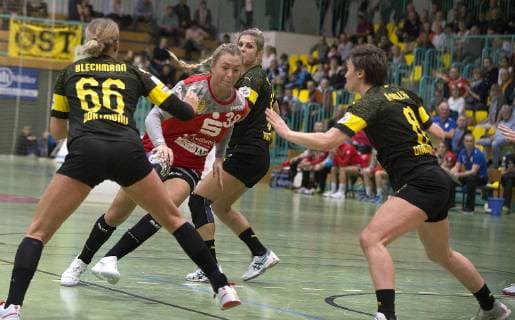 Frankfurt (Oder), 03.11.2018 - DHB- Pokal Frauen Runde 3 Frankfurter HC vs BVB Dortmund Handball 24:33 Michelle Duerrwald versucht sich am Kreis gleich gegen 3 Dortmunderinnen, v.l.n.r. Dana Bleckmann, Saskia Weisheitel und Anne Mueller, durchzusetzen. Duerrwald erzielte 4 Treffer in diesem Spiel und zaehle zu den besten FHC-Spielerinnen.