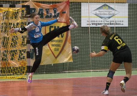Frankfurt (Oder), 03.11.2018 - DHB- Pokal Frauen Runde 3 Frankfurter HC vs BVB Dortmund Handball 24:33 Ronja Nuehse im Frankfurter Tor hat das Nachsehen gegen die DortmunderinSaskia Weisheitel.