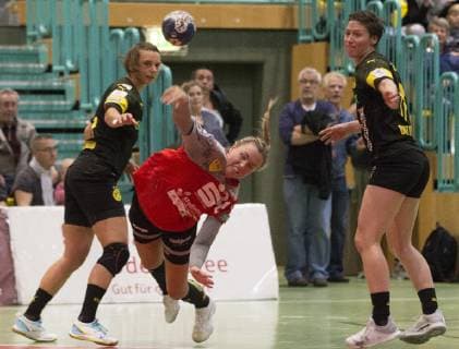 Frankfurt (Oder), 03.11.2018 - DHB- Pokal Frauen Runde 3 Frankfurter HC vs BVB Dortmund Handball 24:33 Michelle Duerrwald trifft fuer den FHC, Caroline Mueller (links) und Anne Mueller (rechts) haben das Nachsehen.