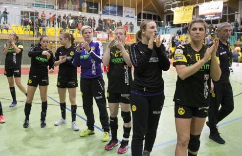 Frankfurt (Oder), 03.11.2018 - DHB- Pokal Frauen Runde 3 Frankfurter HC vs BVB Dortmund Handball 24:33 Beifall fuer die Zuschauer auch von der Dortmunder Mannschaft.