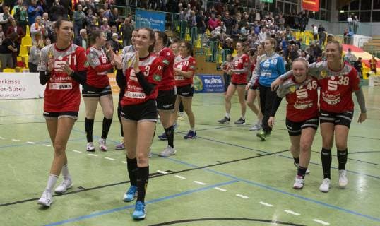 Frankfurt (Oder), 03.11.2018 - DHB- Pokal Frauen Runde 3 Frankfurter HC vs BVB Dortmund Handball 24:33 Der FHC bedankt sich bei den gut 1000 Zuschauern in der Brandenburg-Halle.