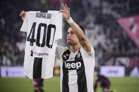 Cristiano Ronaldo of Juventus shows the shirt that celebrates his 400 goals in the topo european championships. Cristiano Ronaldo mostra la maglia celebrativa per i suoi 400 gol nei maggiori campionati europei . Torino 03-11-2018 Juventus Stadium Football Calcio Serie A 2018 2019 Juventus - Cagliari Foto Federico Tardito OnePlusNine Insidefoto onexnine