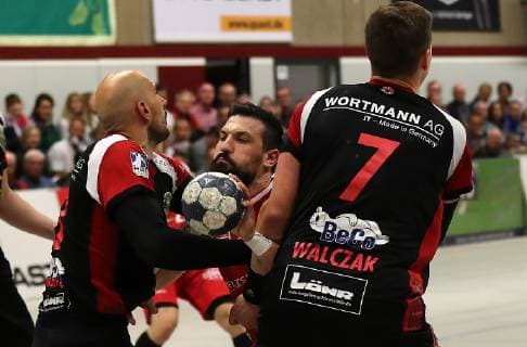 TuS Ferndorf - TuS N-Lübbecke, 11.03.2018 Bildmitte: Marijan Basic (TuS Ferndorf) wird von (links) Luka Rakovic und Patryk Walczak (TuS N-Lübbecke) geblockt, Kreuztal Stählerwiese Deutschland
