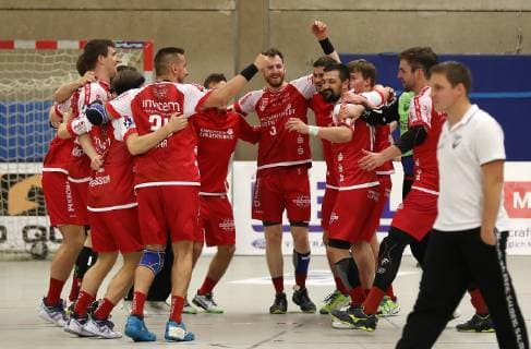 TuS Ferndorf - TuS N-Lübbecke, 11.03.2018 Standardtanz der Ferndorfer nach Heimsieg gegen den TuS N-Lübbecke, während Trainer Michael Lerscht (TuS Ferndorf) wohl erst mal in sich gehen muss, Kreuztal Stählerwiese Deutschland
