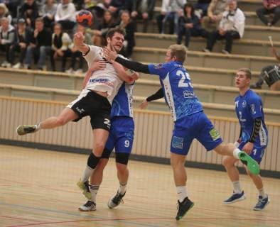 HANDBALL - Oberliga - 13.10.2018, VfR Eintracht Wiesbaden - TV Büttelborn, Kellner, Max (Eintracht), Schamber, Hendrik - Friedrich, Lars (TVB), -