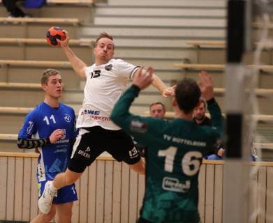 HANDBALL - Oberliga - 13.10.2018, VfR Eintracht Wiesbaden - TV Büttelborn, Wesp, Philip (TVB), Seiwert, Danic (Eintracht), Gerhardt, Sascha (TVB), -