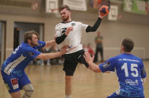 HANDBALL - Oberliga - 13.10.2018, VfR Eintracht Wiesbaden - TV Büttelborn, Hackeschmidt, Daniel (TVB), Engel, Lorenz (Eintracht), Kehlenbach, Maximilian (TVB), -