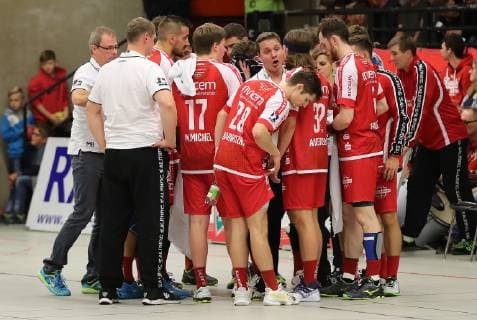 TuS Ferndorf - TuS N-Lübbecke, 11.03.2018 Bildmitte: Trainer Michael Lerscht (TuS Ferndorf) mit seinen Jungs in einer Auszeit, Kreuztal Stählerwiese Deutschland