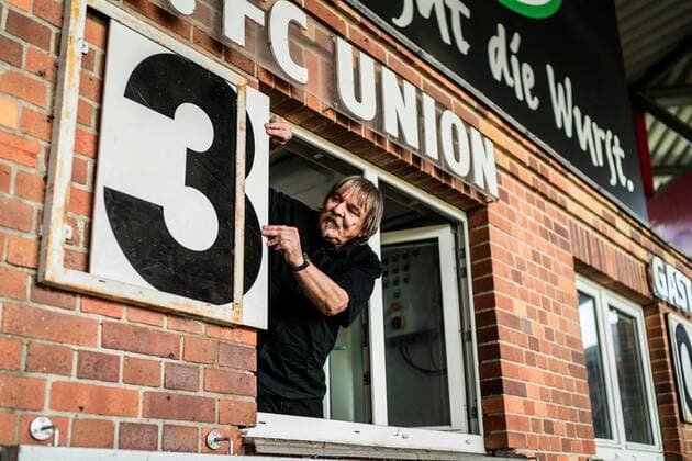 Berlin, Deutschland, 26.08.2018: Ein Stadionmitarbeiter wechselt die Nummern der Spielstandsanzeige, Fußball 2. Bundesliga Saison 2018 2019, 1. FC Union Berlin - FC St. Pauli. DFL REGULATIONS PROHIBIT ANY USE OF PHOTOGRAPHS AS IMAGE SEQUENCES AND OR QUASI-VIDEO. *** Berlin Germany 26 08 2018 A stadium employee changes the numbers of the scoreboard Football 2 Bundesliga Season 2018 2019 1 FC Union Berlin FC St Pauli DFL REGULATIONS PROHIBIT ANY USE OF PHOTOGRAPHS AS IMAGE SEQUENCES AND OR QUASI VIDEO