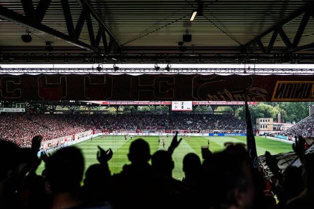Berlin, Deutschland, 26.08.2018: Fans im Stadion an der alten Försterei Foersterei, Fußball 2. Bundesliga Saison 2018 2019, 1. FC Union Berlin - FC St. Pauli. DFL REGULATIONS PROHIBIT ANY USE OF PHOTOGRAPHS AS IMAGE SEQUENCES AND OR QUASI-VIDEO. *** Berlin Germany 26 08 2018 Fans in the stadium at the old forestery Foersterei Football 2 Bundesliga Season 2018 2019 1 FC Union Berlin FC St Pauli DFL REGULATIONS PROHIBIT ANY USE OF PHOTOGRAPHS AS IMAGE SEQUENCES AND OR QUASI VIDEO