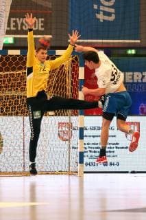 Handball Handball 3.Liga Nord 2018 2019 - Handball Sportverein Hamburg vs. TSV Bayer Dormagen Torwart Marcel Kokoszka (Hamburg), hält Ball, Eloy Morante Maldonado (Dormagen), Sporthalle Hamburg Hamburg
