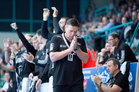 Sport Bilder des Tages Minden, Deutschland 04.11.2018: 1. Handball Bundesliga - 2018 2019 - GWD Minden vs. THW Kiel Trainer Alfred Gislason (Kiel) Minden Nordrhein-Westfalen Deutschland Kampa Halle