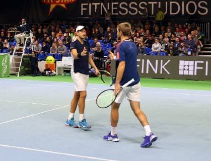 04.11.2018 - Tennis - ATP Tennis Herren Challenger Cup - Bauer Watertechnology-Cup 2018 - Internationale Deutsche Hallenmeisterschaft - Finale Doppel - DaMa - Andreas Mies (GER) und Kevin Krawietz (GER) klatschen ab