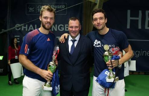 04.11.2018 - Tennis - ATP Tennis Herren Challenger Cup - Bauer Watertechnology-Cup 2018 - Internationale Deutsche Hallenmeisterschaft - Finale Doppel - DaMa - Siegerbild mit Turnierveranstalter v.l.: Kevin Krawietz (GER) Marcus Slany und Andreas Mies (GER)