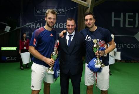 04.11.2018 - Tennis - ATP Tennis Herren Challenger Cup - Bauer Watertechnology-Cup 2018 - Internationale Deutsche Hallenmeisterschaft - Finale Doppel - DaMa - Siegerbild mit Turnierveranstalter v.l.: Kevin Krawietz (GER) Marcus Slany und Andreas Mies (GER)