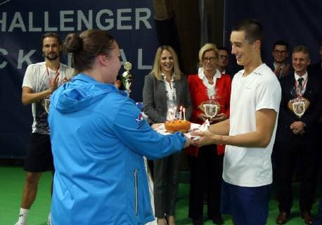 04.11.2018 - Tennis - ATP Tennis Herren Challenger Cup - Bauer Watertechnology-Cup 2018 - Internationale Deutsche Hallenmeisterschaft - Finale Einzel - DaMa - Freude Jubel nach Spielende - Antoine Hoang (FRA) erhält Geburtstagskuchen