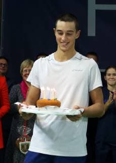 04.11.2018 - Tennis - ATP Tennis Herren Challenger Cup - Bauer Watertechnology-Cup 2018 - Internationale Deutsche Hallenmeisterschaft - Finale Einzel - DaMa - Freude Jubel nach Spielende - Antoine Hoang (FRA) mit Geburtstagskuchen