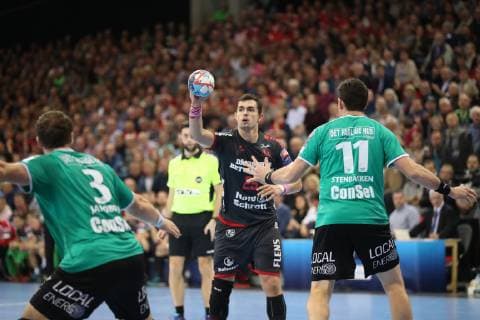 SG Flensburg-Handewitt vs Skjern Handbold, Handball, EHF Champions League Gruppenphase, 04.11.18 Rasmus Lauge Schmidt (SG Flensburg-Handewitt, 25) gegen Jonathan Stenbaecken (Skjern Handbold, 11) und Benjamin Jakobsen (Skjern Handbold, 03)