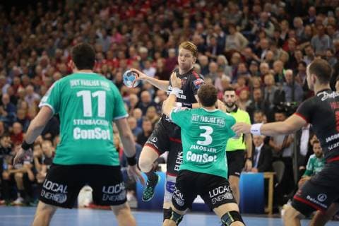SG Flensburg-Handewitt vs Skjern Handbold, Handball, EHF Champions League Gruppenphase, 04.11.18 Simon Jeppsson (SG Flensburg-Handewitt, 17) gegen Jonathan Stenbaecken (Skjern Handbold, 11) und Benjamin Jakobsen (Skjern Handbold, 03)