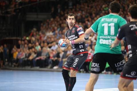 SG Flensburg-Handewitt vs Skjern Handbold, Handball, EHF Champions League Gruppenphase, 04.11.18 Rasmus Lauge Schmidt (SG Flensburg-Handewitt, 25) gegen Jonathan Stenbaecken (Skjern Handbold, 11)^