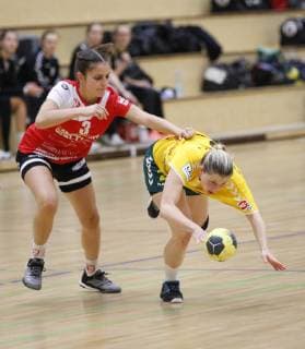 Deutschland - Hattersheim - 04.11.2018 Handball - Hessen - 3. Liga West - Damen Saison 2018 2019 TSG Eddersheim (rot) - SC Markranstädt (gelb) v.l. Hanna-Aylin Özer (Eddersheim), Thea Schwarz (Markranstädt) TSG Eddersheim - SC Markranstädt