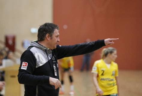 Deutschland - Hattersheim - 04.11.2018 Handball - Hessen - 3. Liga West - Damen Saison 2018 2019 TSG Eddersheim (rot) - SC Markranstädt (gelb) v.l. Trainer Tobias Fischer (Eddersheim) TSG Eddersheim - SC Markranstädt