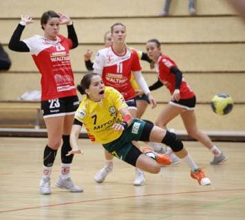Deutschland - Hattersheim - 04.11.2018 Handball - Hessen - 3. Liga West - Damen Saison 2018 2019 TSG Eddersheim (rot) - SC Markranstädt (gelb) v.l. Lena Thoß (Eddersheim), Julia Pöschel (Markranstädt) TSG Eddersheim - SC Markranstädt