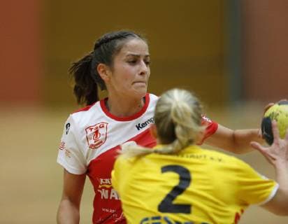 Deutschland - Hattersheim - 04.11.2018 Handball - Hessen - 3. Liga West - Damen Saison 2018 2019 TSG Eddersheim (rot) - SC Markranstädt (gelb) v.l. Hanna-Aylin Özer (Eddersheim), Thea Schwarz (Markranstädt) TSG Eddersheim - SC Markranstädt