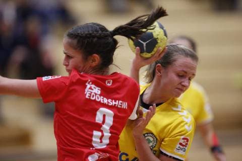 Deutschland - Hattersheim - 04.11.2018 Handball - Hessen - 3. Liga West - Damen Saison 2018 2019 TSG Eddersheim (rot) - SC Markranstädt (gelb) v.l. Hanna-Aylin Özer (Eddersheim), Martyna Rupp (Markranstädt) TSG Eddersheim - SC Markranstädt
